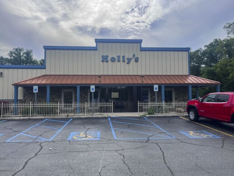 Holly’s Restaurant & Pub Holly’s Restaurant & Pub